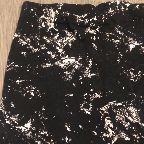 Midi skirt with a marble print. - Picture 2 of 4